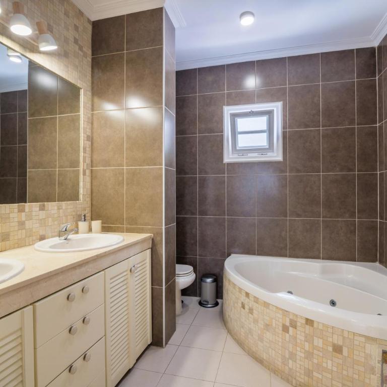 BEAUTIFUL VILLA - 4 bedrooms, heated pool, 2 priv car park places, fibre net, PS5, tv channels - Villa con piscina privada - 37
