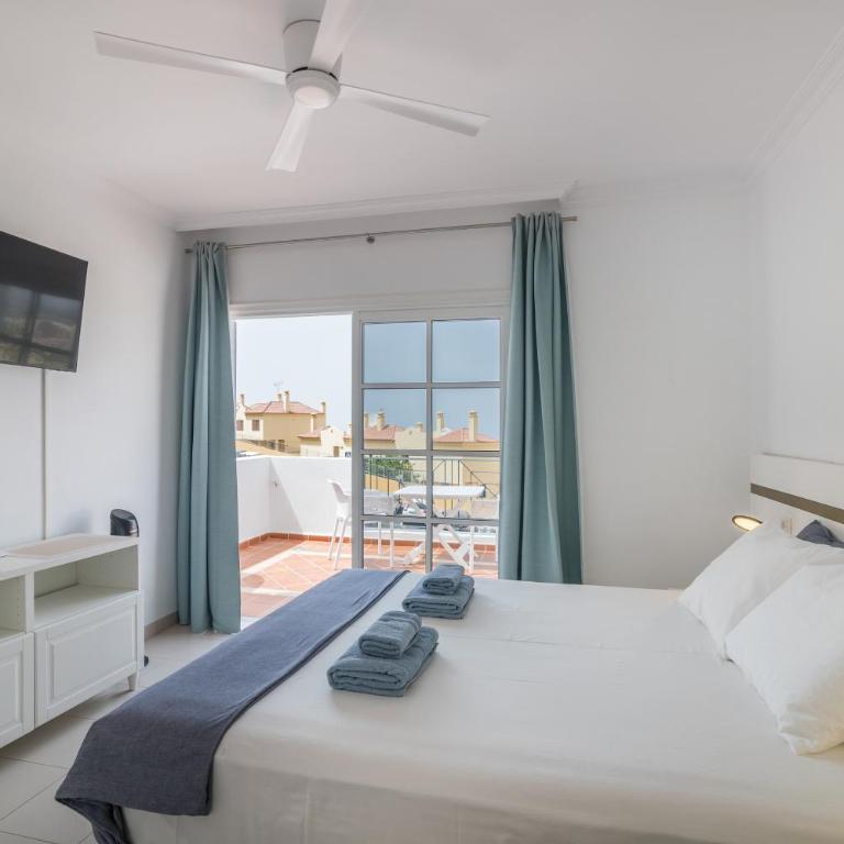BEAUTIFUL VILLA - 4 bedrooms, heated pool, 2 priv car park places, fibre net, PS5, tv channels - Villa con piscina privada - 32