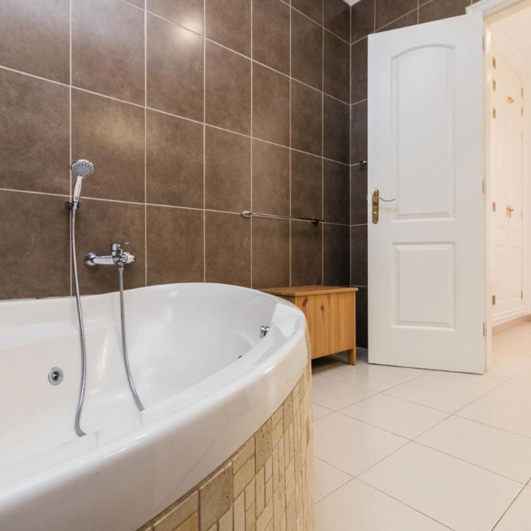 BEAUTIFUL VILLA - 4 bedrooms, heated pool, 2 priv car park places, fibre net, PS5, tv channels - Villa con piscina privada - 39