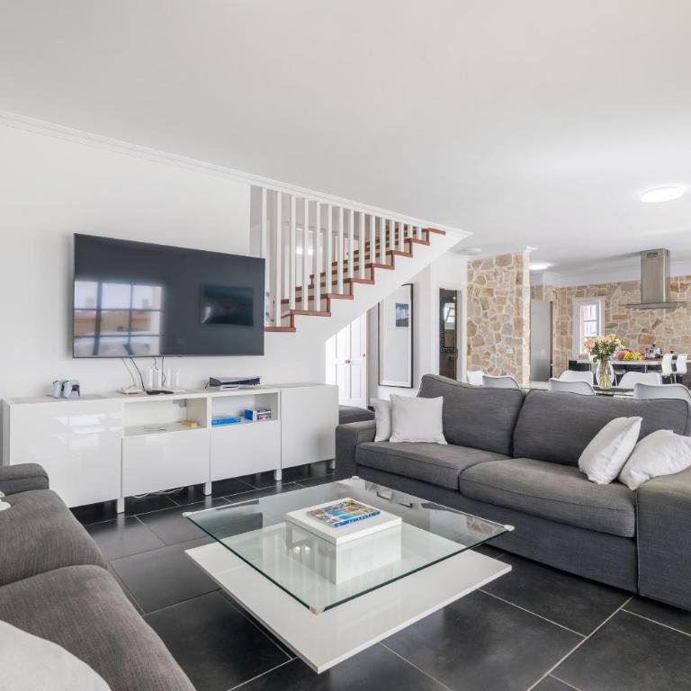 BEAUTIFUL VILLA - 4 bedrooms, heated pool, 2 priv car park places, fibre net, PS5, tv channels - Villa con piscina privada - 5