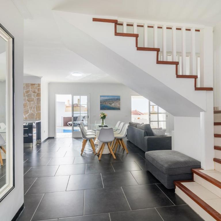 BEAUTIFUL VILLA - 4 bedrooms, heated pool, 2 priv car park places, fibre net, PS5, tv channels - Villa con piscina privada - 18