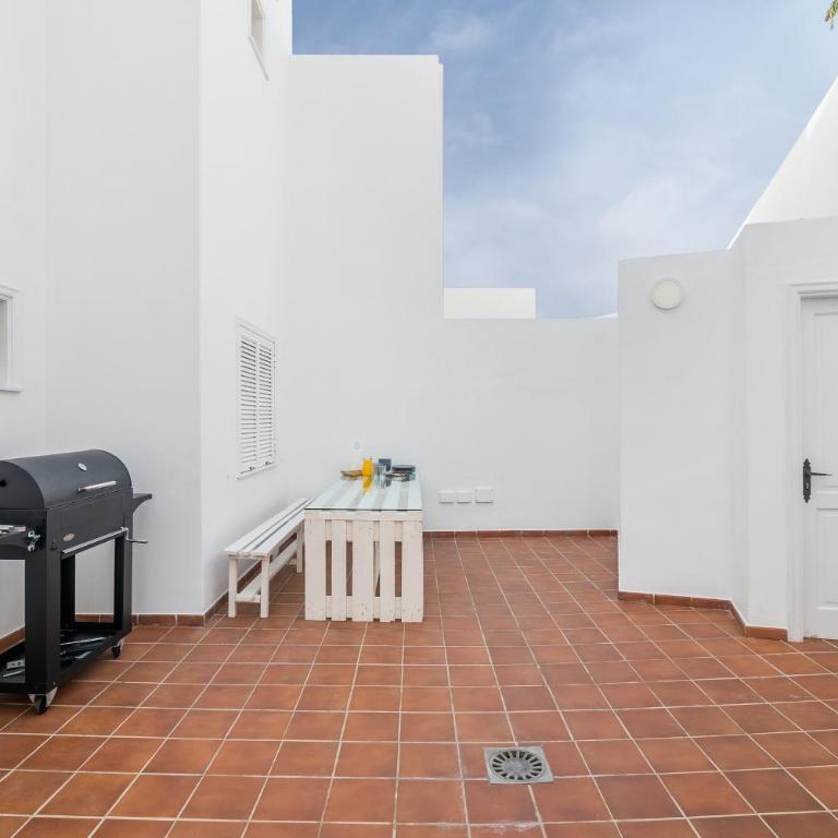 BEAUTIFUL VILLA - 4 bedrooms, heated pool, 2 priv car park places, fibre net, PS5, tv channels - Villa con piscina privada - 30