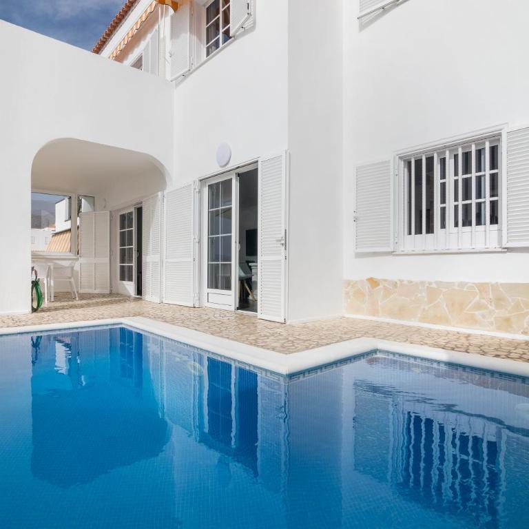 BEAUTIFUL VILLA - 4 bedrooms, heated pool, 2 priv car park places, fibre net, PS5, tv channels - Villa con piscina privada - 1