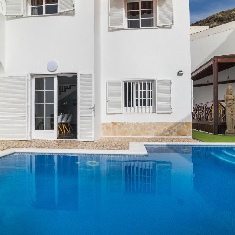 BEAUTIFUL VILLA - 4 bedrooms, heated pool, 2 priv car park places, fibre net, PS5, tv channels - Villa con piscina privada - 3