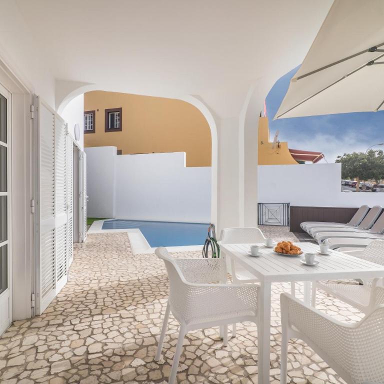BEAUTIFUL VILLA - 4 bedrooms, heated pool, 2 priv car park places, fibre net, PS5, tv channels - Villa con piscina privada - 9