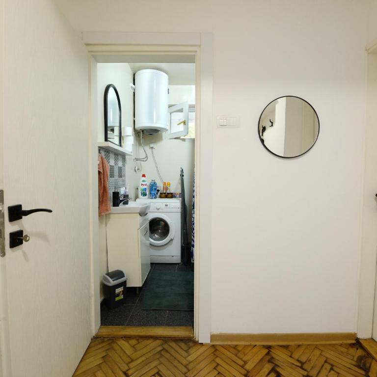 Anywhere on Foot - FREE Parking - One-Bedroom Apartment - 16