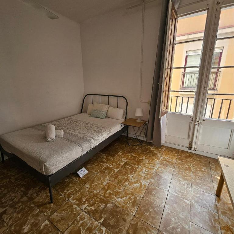 YOUTH HOSTEL - Central and Basic Drassanes - Habitación Doble con balcón - 9