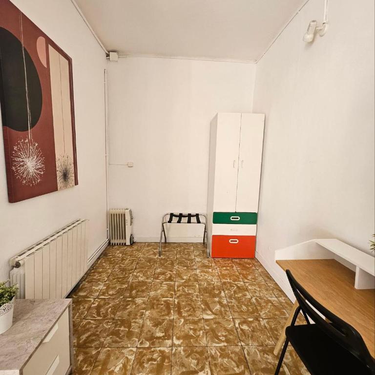 YOUTH HOSTEL - Central and Basic Drassanes - Habitación Doble con balcón - 6