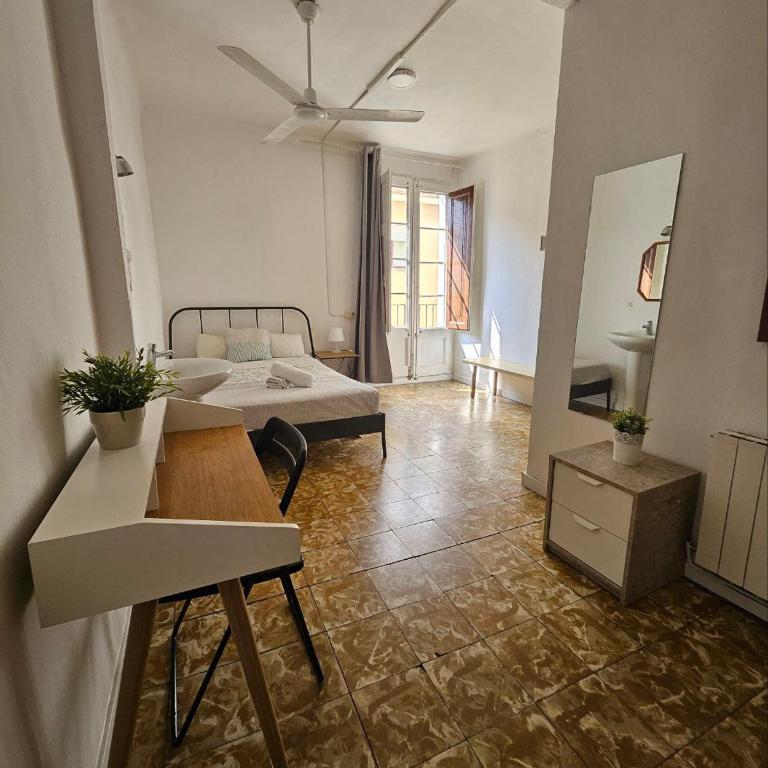 YOUTH HOSTEL - Central and Basic Drassanes - Habitación Doble con balcón - 7