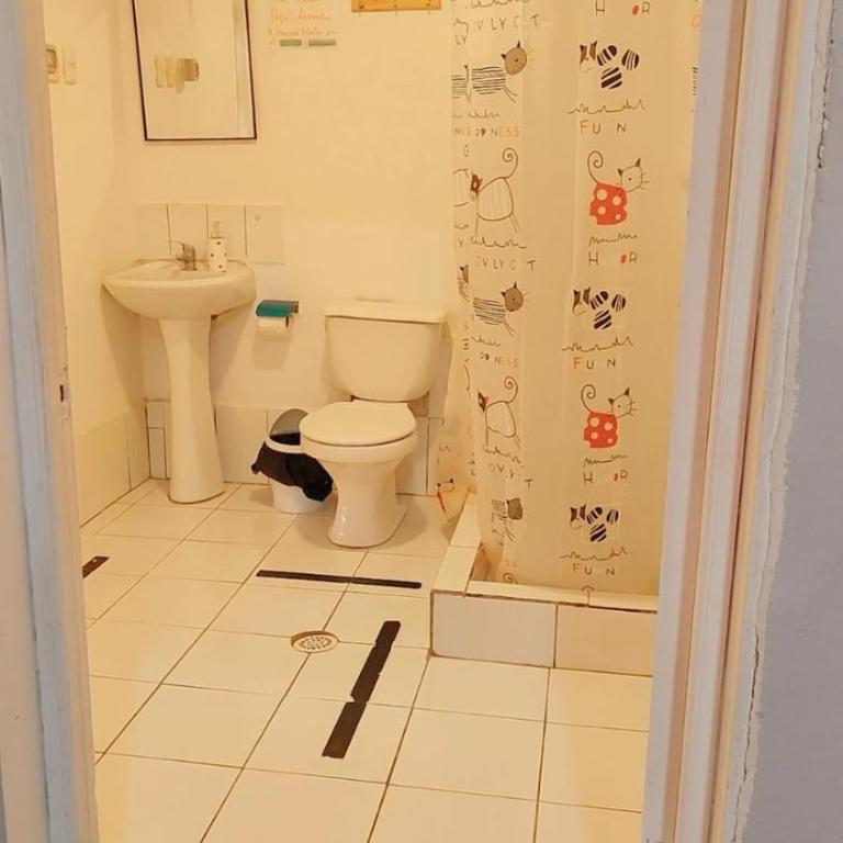 Hostal 4 Estaciones - Habitación Familiar con baño privado - 15