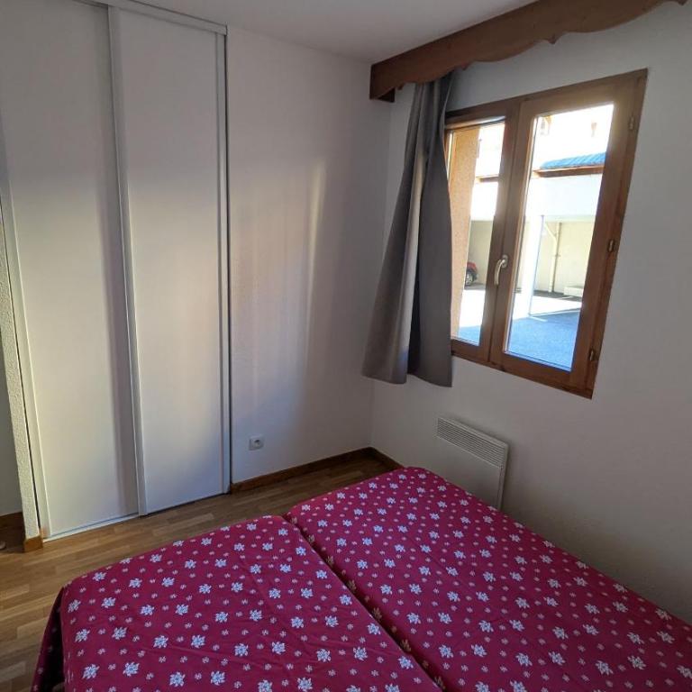 Appartement 4 pièces pour 6-8 personnes, 2 chambres, 1 cabine, 2 canapés-lit double dans le salon, au pied des pistes et piscine l'été, wifi fibre - Appartement 3 Chambres avec Vue - 14