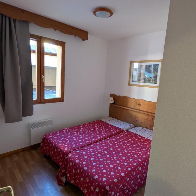 Appartement 4 pièces pour 6-8 personnes, 2 chambres, 1 cabine, 2 canapés-lit double dans le salon, au pied des pistes et piscine l'été, wifi fibre - Appartement 3 Chambres avec Vue - 13