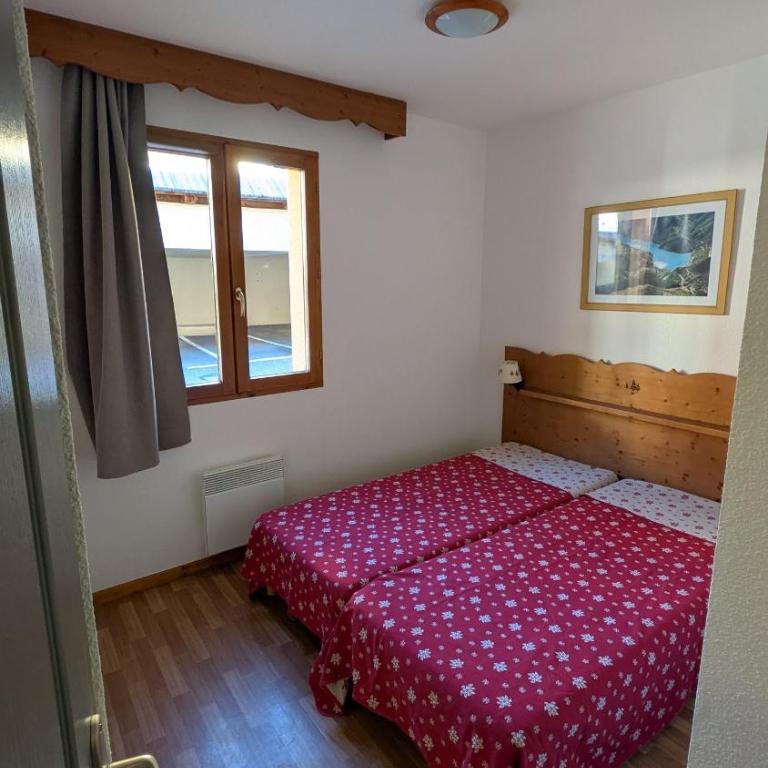 Appartement 4 pièces pour 6-8 personnes, 2 chambres, 1 cabine, 2 canapés-lit double dans le salon, au pied des pistes et piscine l'été, wifi fibre - Appartement 3 Chambres avec Vue - 15