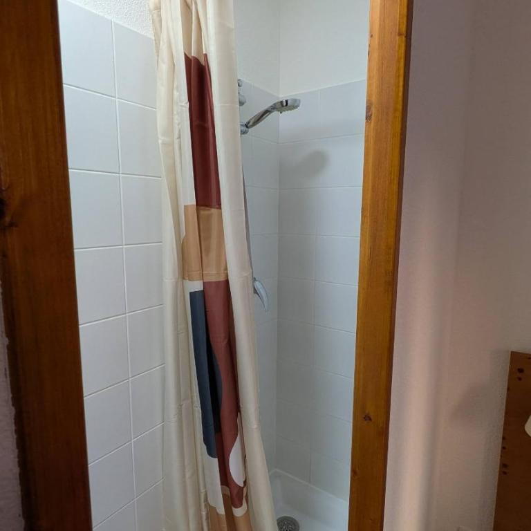 Appartement 4 pièces pour 6-8 personnes, 2 chambres, 1 cabine, 2 canapés-lit double dans le salon, au pied des pistes et piscine l'été, wifi fibre - Appartement 3 Chambres avec Vue - 23