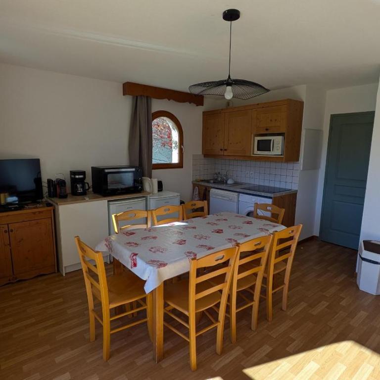 Appartement 4 pièces pour 6-8 personnes, 2 chambres, 1 cabine, 2 canapés-lit double dans le salon, au pied des pistes et piscine l'été, wifi fibre - Appartement 3 Chambres avec Vue - 11