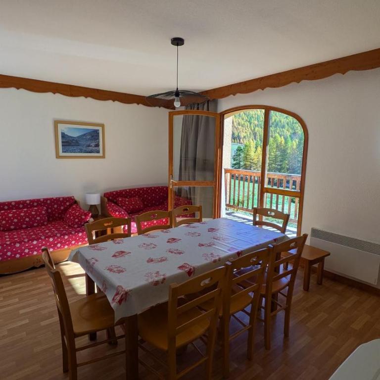 Appartement 4 pièces pour 6-8 personnes, 2 chambres, 1 cabine, 2 canapés-lit double dans le salon, au pied des pistes et piscine l'été, wifi fibre - Appartement 3 Chambres avec Vue - 2