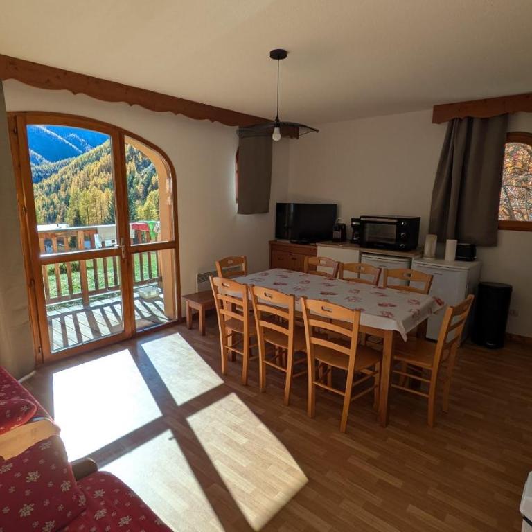 Appartement 4 pièces pour 6-8 personnes, 2 chambres, 1 cabine, 2 canapés-lit double dans le salon, au pied des pistes et piscine l'été, wifi fibre - Appartement 3 Chambres avec Vue - 10