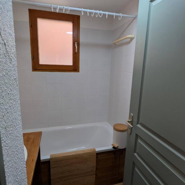 Appartement 4 pièces pour 6-8 personnes, 2 chambres, 1 cabine, 2 canapés-lit double dans le salon, au pied des pistes et piscine l'été, wifi fibre - Appartement 3 Chambres avec Vue - 16