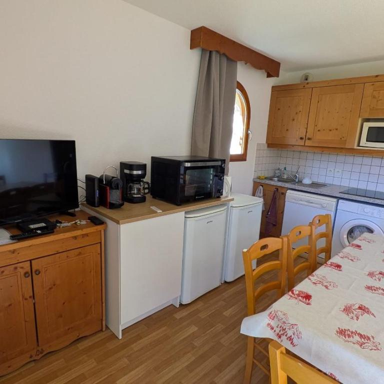 Appartement 4 pièces pour 6-8 personnes, 2 chambres, 1 cabine, 2 canapés-lit double dans le salon, au pied des pistes et piscine l'été, wifi fibre - Appartement 3 Chambres avec Vue - 12