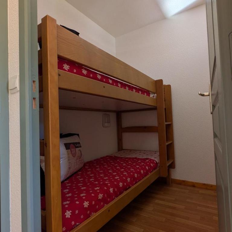 Appartement 4 pièces pour 6-8 personnes, 2 chambres, 1 cabine, 2 canapés-lit double dans le salon, au pied des pistes et piscine l'été, wifi fibre - Appartement 3 Chambres avec Vue - 25