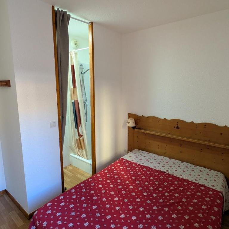 Appartement 4 pièces pour 6-8 personnes, 2 chambres, 1 cabine, 2 canapés-lit double dans le salon, au pied des pistes et piscine l'été, wifi fibre - Appartement 3 Chambres avec Vue - 21
