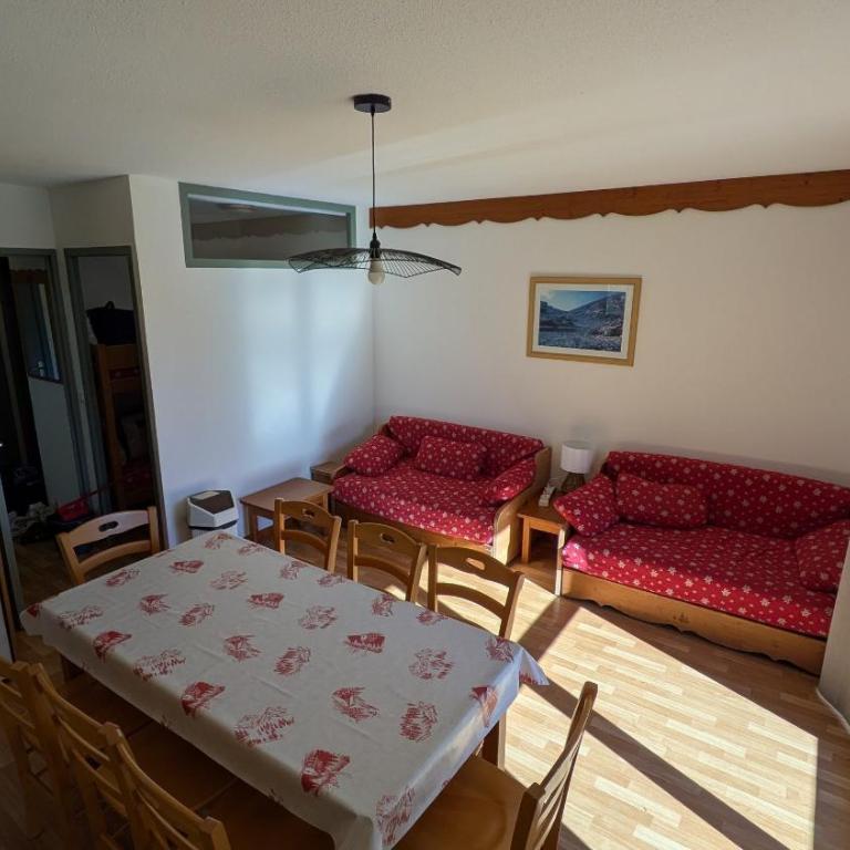 Appartement 4 pièces pour 6-8 personnes, 2 chambres, 1 cabine, 2 canapés-lit double dans le salon, au pied des pistes et piscine l'été, wifi fibre - Appartement 3 Chambres avec Vue - 9