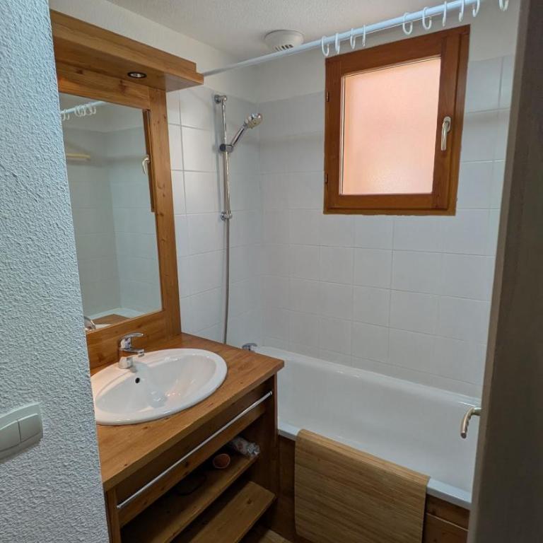 Appartement 4 pièces pour 6-8 personnes, 2 chambres, 1 cabine, 2 canapés-lit double dans le salon, au pied des pistes et piscine l'été, wifi fibre - Appartement 3 Chambres avec Vue - 17