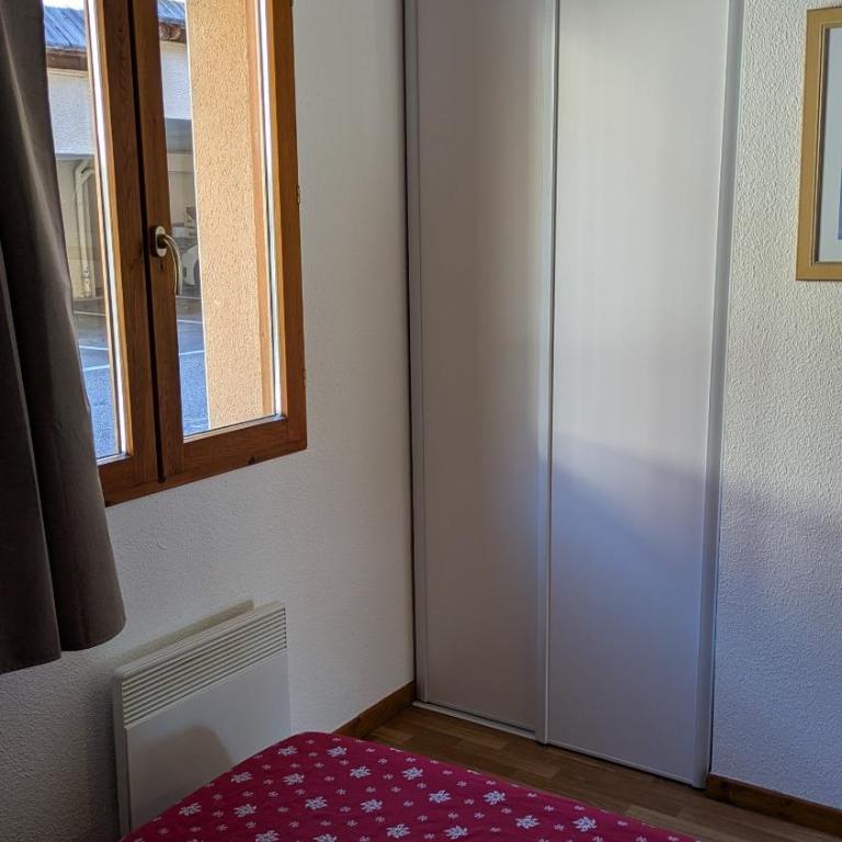 Appartement 4 pièces pour 6-8 personnes, 2 chambres, 1 cabine, 2 canapés-lit double dans le salon, au pied des pistes et piscine l'été, wifi fibre - Appartement 3 Chambres avec Vue - 28