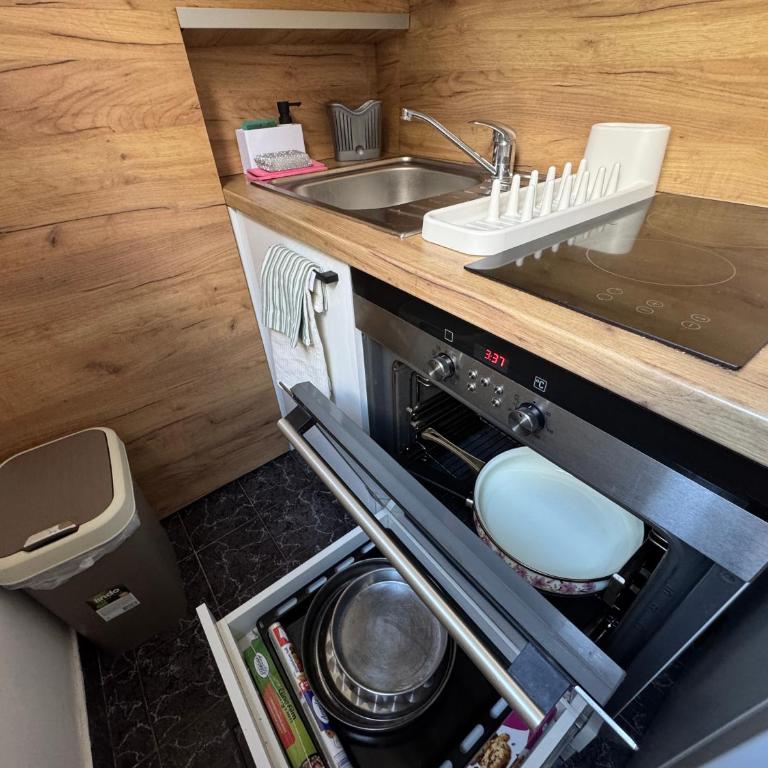 Anywhere on Foot - FREE Parking - One-Bedroom Apartment - 8