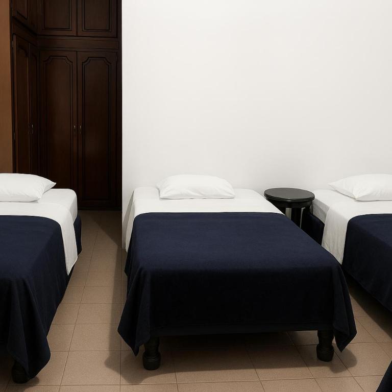 Veranera Hostal - Habitación Cuádruple con balcón - 1