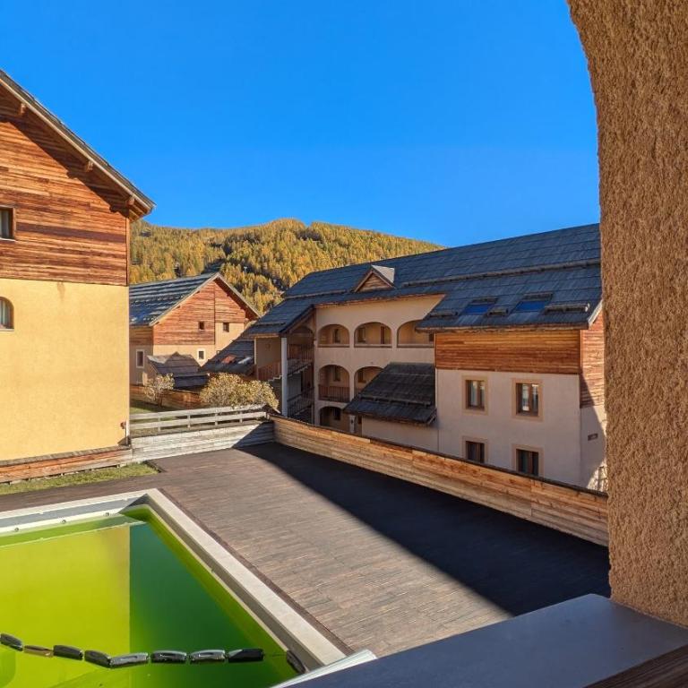 Appartement 4 pièces pour 6-8 personnes, 2 chambres, 1 cabine, 2 canapés-lit double dans le salon, au pied des pistes et piscine l'été, wifi fibre - Appartement - Vue sur Piscine - 34
