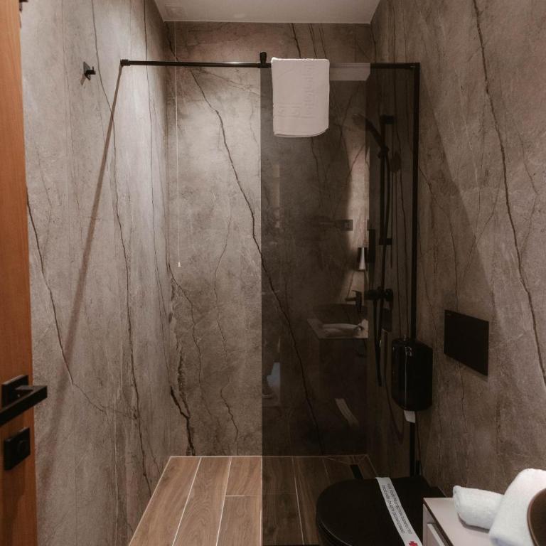 Tradicija Hotel - Dvokrevetna Soba sa Bračnim Krevetom i Sopstvenim Kupatilom - 3