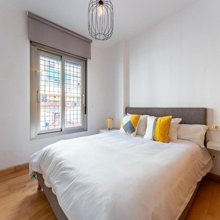 City apartment for 4 with parking, Malaga - Apartamento de 2 dormitorios - 4