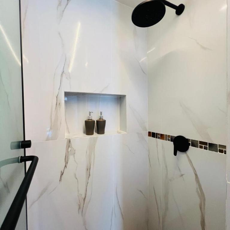 Luxury Apartment with Jacuzzi 2 Bedroom 2 Bath - Two-Bedroom Apartment - 14