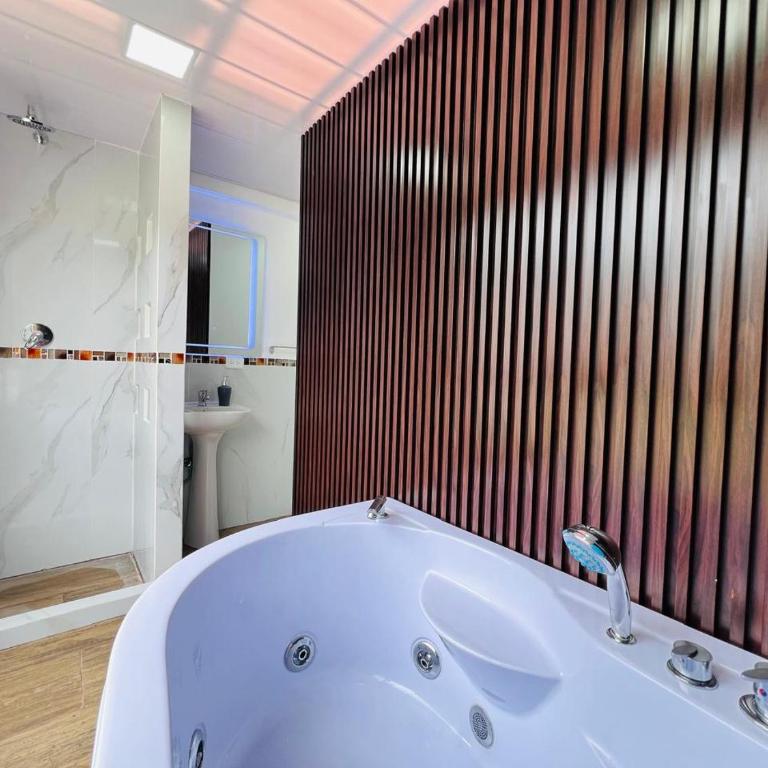 Luxury Apartment with Jacuzzi 2 Bedroom 2 Bath - Two-Bedroom Apartment - 8