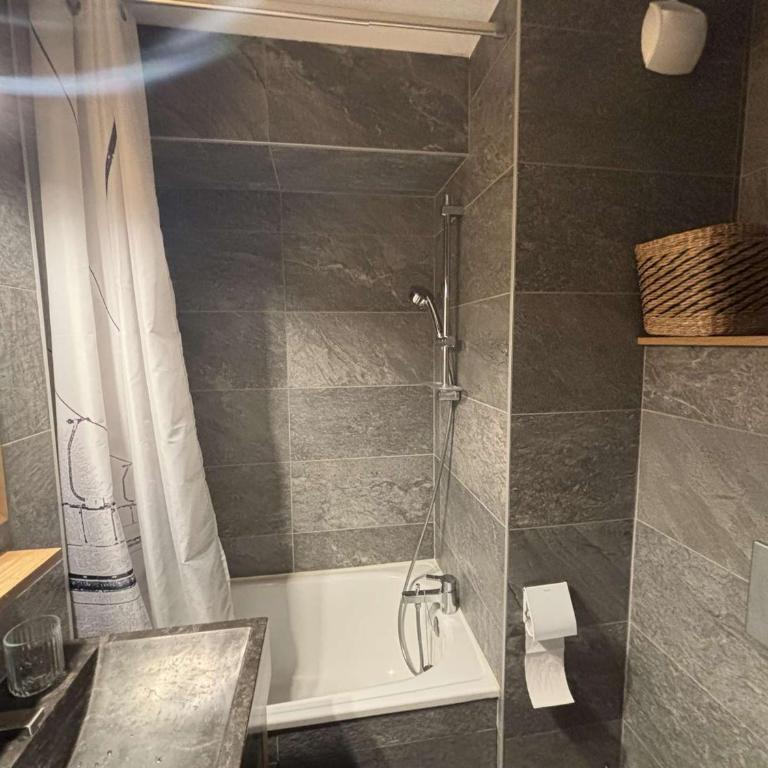 Appartement rénové 3 pièces, Alpe d'Huez, balcon, parking - FR-1-405-375 - Appartement - 14