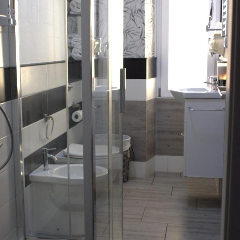 Chloe's Rooms - Camera Tripla con Bagno Privato Esterno - 12