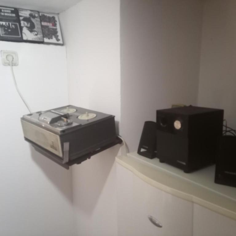 Art studio Banjica - Single Room with Balcony - 4