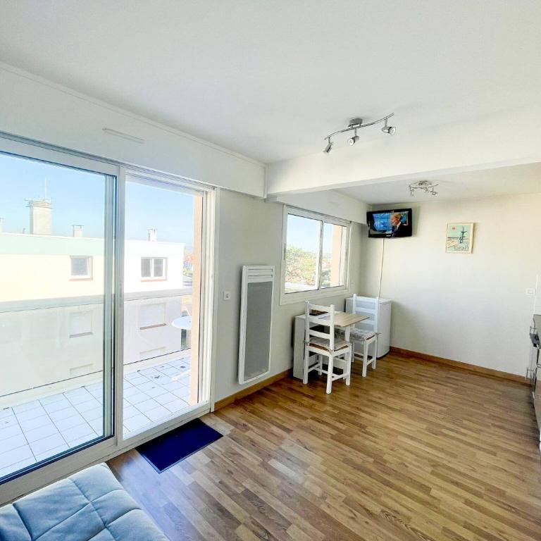 Arthur - Studio with Balcony - 17