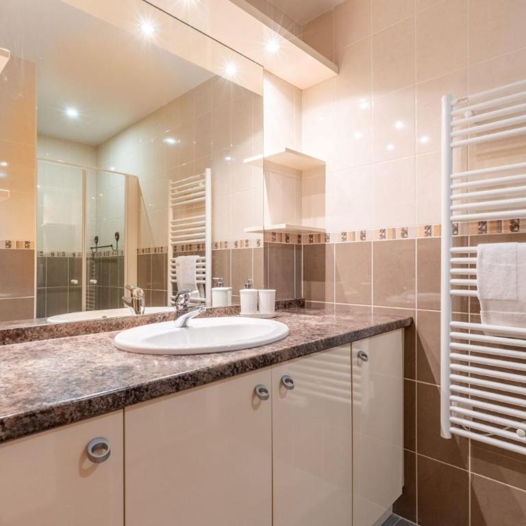 Appartement Le B - Four-Bedroom Apartment - 12