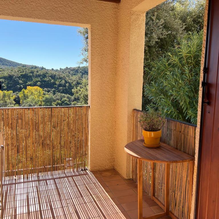 L'appartement Côté Colline à Valcros - Appartement 2 Chambres avec Balcon et Terrasse - 35