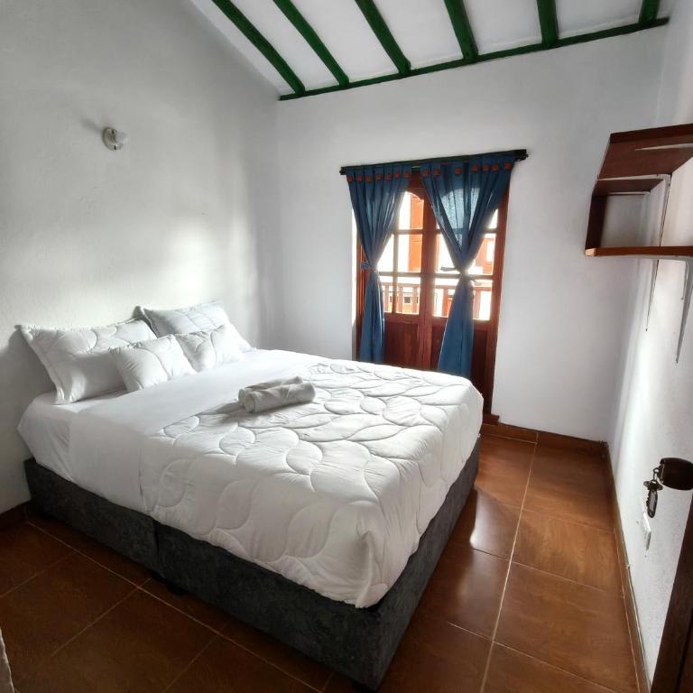 Roomii Hostel - Double Room with Balcony - 14
