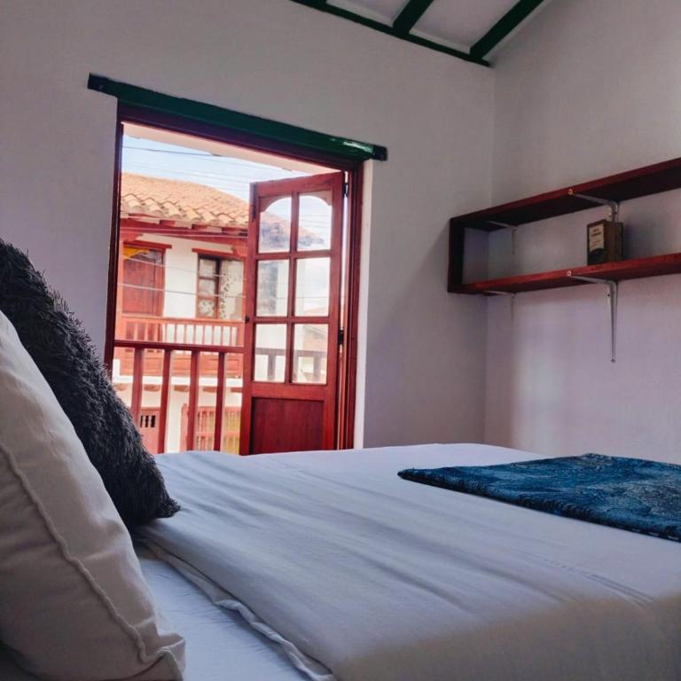 Roomii Hostel - Double Room with Balcony - 16