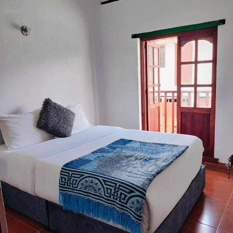 Roomii Hostel - Double Room with Balcony - 15