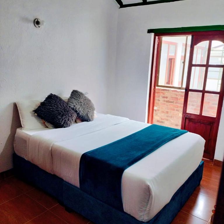 Roomii Hostel - Double Room with Mountain View - 9