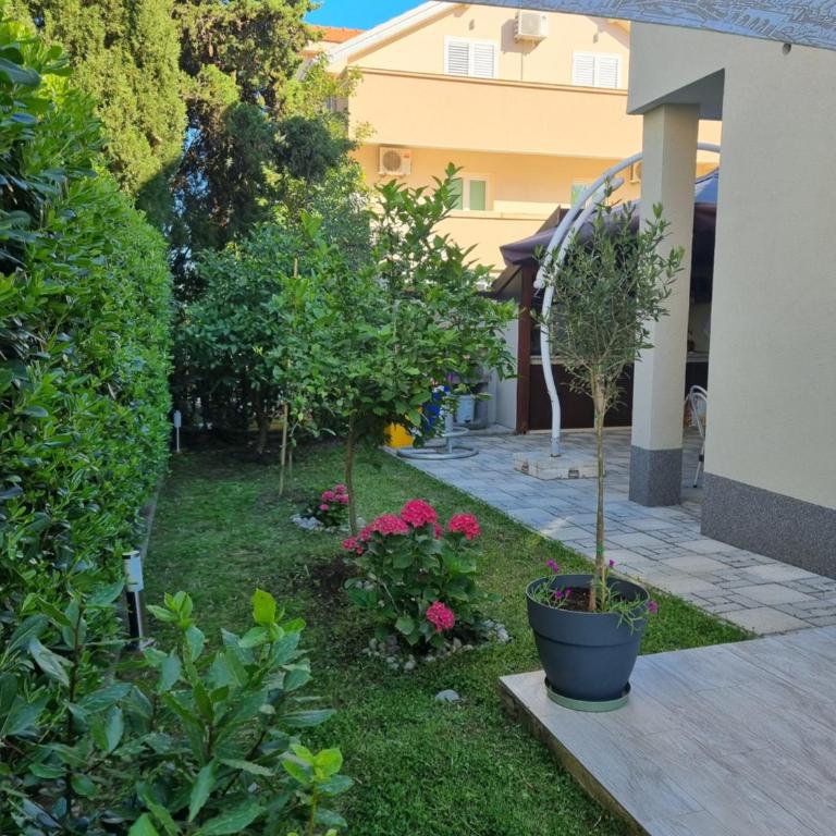 Apartments Ljubica Tivat - Studio with Garden View - 9