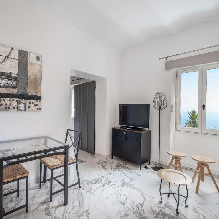 Le Mas d'Angeline-Vue mer panoramique, jardin partagé, parking, voiture indispensable, route étroite et pentue, à 10 min de Monaco - One-Bedroom Apartment with shower - with sea view - 5