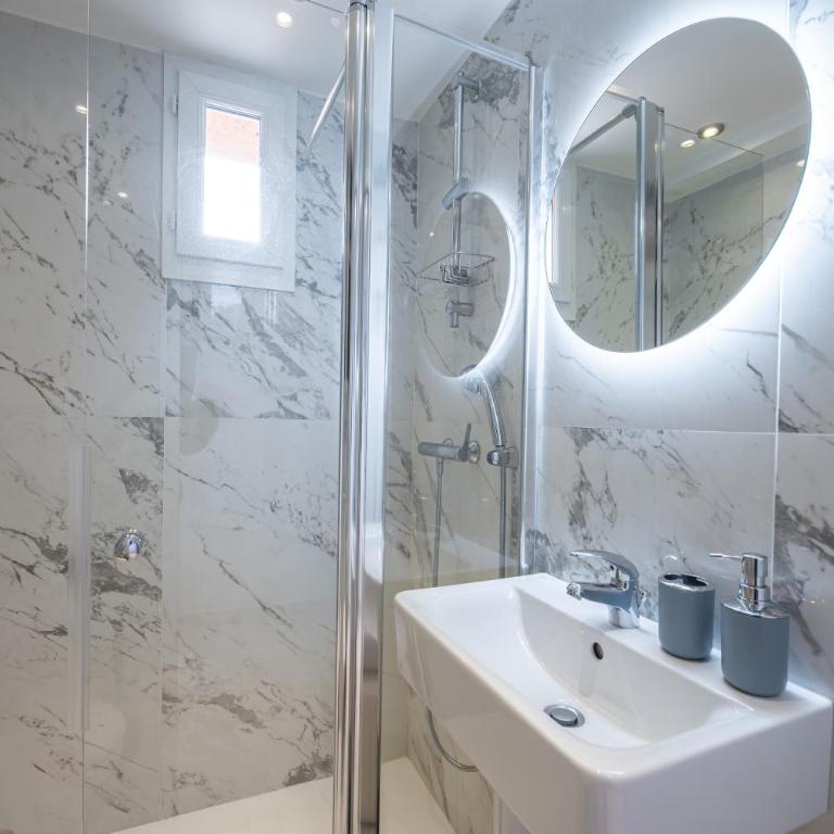 Le Mas d'Angeline-Vue mer panoramique, jardin partagé, parking, voiture indispensable, route étroite et pentue, à 10 min de Monaco - One-Bedroom Apartment with shower - with sea view - 16