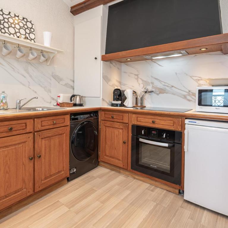 Le Mas d'Angeline-Vue mer panoramique, jardin partagé, parking, voiture indispensable, route étroite et pentue, à 10 min de Monaco - One-Bedroom Apartment with bathtub - with sea view - 9