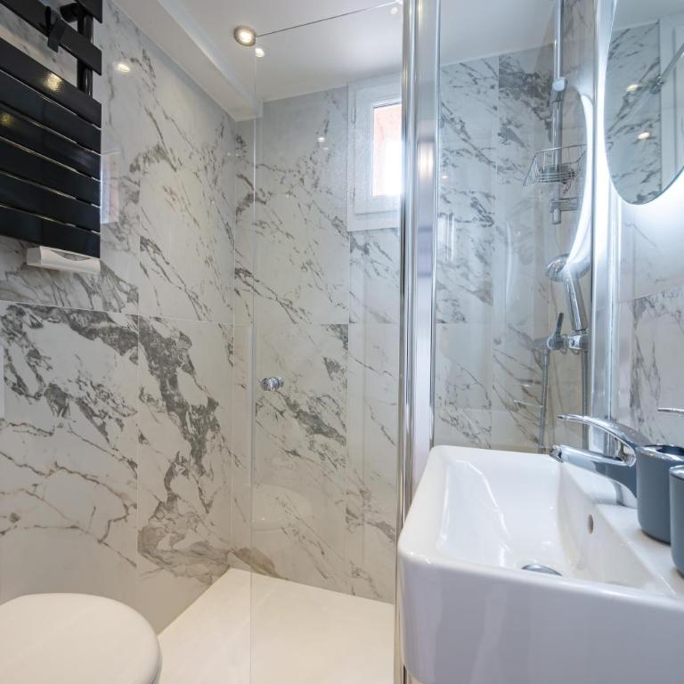 Le Mas d'Angeline-Vue mer panoramique, jardin partagé, parking, voiture indispensable, route étroite et pentue, à 10 min de Monaco - One-Bedroom Apartment with shower - with sea view - 18